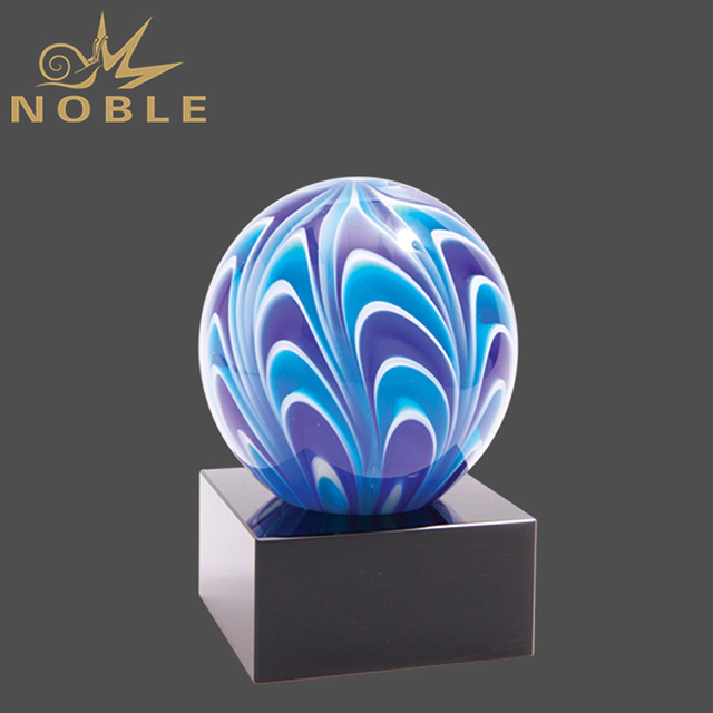 2019 Noble Uniquely Designed Luxury Art Ball Glass Trophies With Black Base