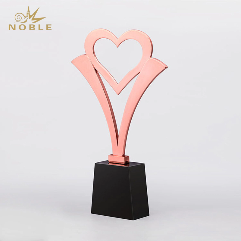 Noble Best Selling Free Mold Gold Silver  Bronze Custom Metal Love Heart Trophy As Thanksgiving Souvenir Gifts