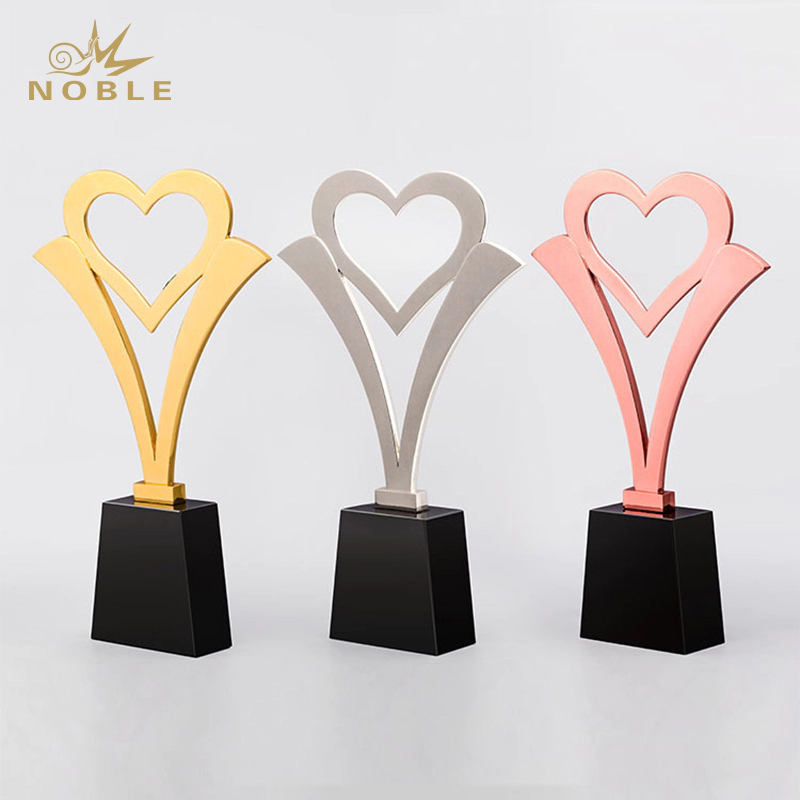 Noble Best Selling Free Mold Gold Silver  Bronze Custom Metal Love Heart Trophy As Thanksgiving Souvenir Gifts